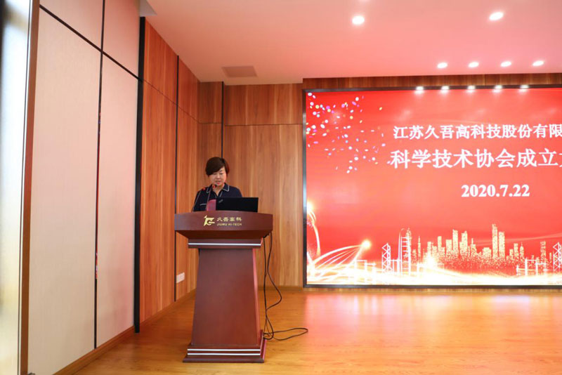 Ms.Yang Wenyi, member of the Standing Committee of the Pukou District Committee and Minister of the publicity Department, delivered a speech